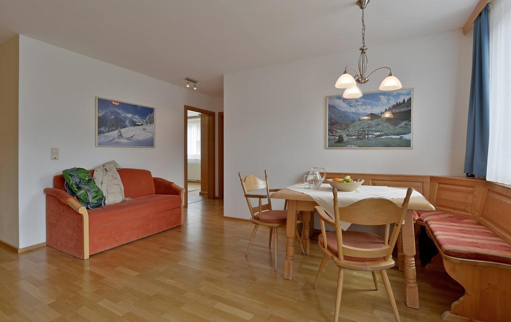 Ferienwohnungen Haus Der Mitte Mayrhofen Pokoj fotografie