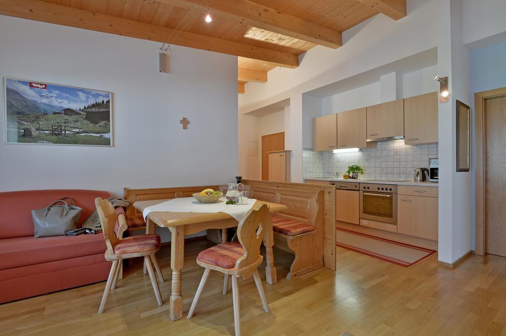 Ferienwohnungen Haus Der Mitte Mayrhofen Pokoj fotografie